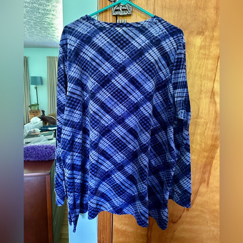 💜💙Denim & Co printed velour top with high low hem & pockets! - Picture 3 of 3